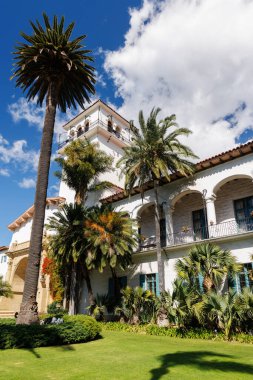 İspanyol Koloni Diriliş Mimarisi, ikonik saat kulesi, yemyeşil bahçeler ve panoramik şehir manzaralı tarihi Santa Barbara Adliyesi. Kaliforniya 'da zarif ve zengin bir mirasın simgesi.