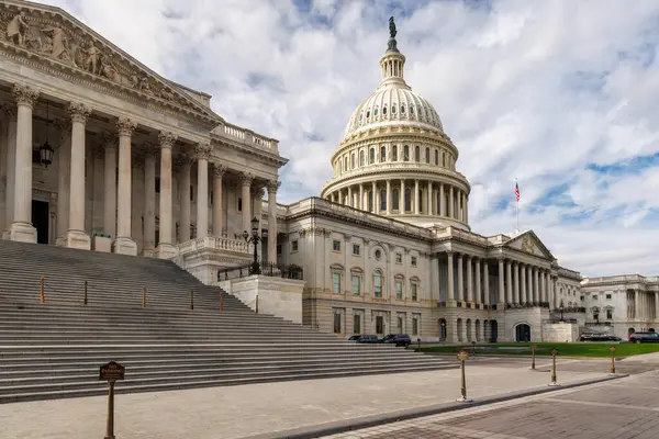 Büyük kubbesi ve neoklasik mimarisi ile ayakta duran Amerikan demokrasisinin simgesi olan sembolik Birleşik Devletler Kongre Binası.