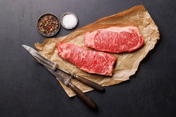 Çiğ mermer çizgili biftek, taze, zengin, pişirmeye hazır. Düz yatıyordu