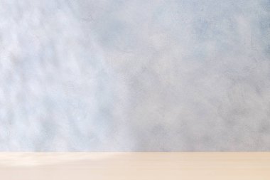 Boş tablo ve duvarlı şablon, doğal gölge ve güneşli parıltı, ürün sunumu ve modelleme için mükemmel.