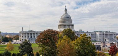 Büyük kubbesi ve neoklasik mimarisi ile ayakta duran Amerikan demokrasisinin simgesi olan sembolik Birleşik Devletler Kongre Binası.