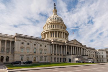 Büyük kubbesi ve neoklasik mimarisi ile ayakta duran Amerikan demokrasisinin simgesi olan sembolik Birleşik Devletler Kongre Binası.