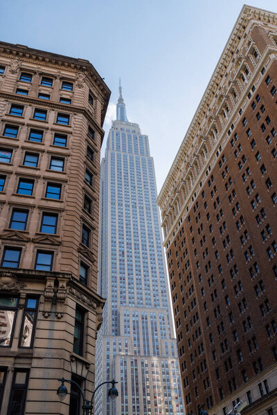 Потрясающий вид на культовые небоскребы Нью-Йорка с уличного уровня, захватывающий игрушечную архитектуру, оживленную городскую жизнь и динамичную энергию города