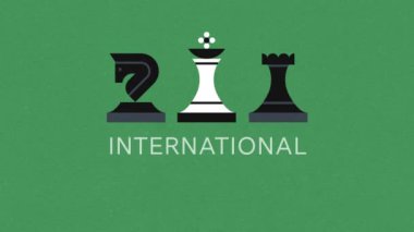 Uluslararası satranç günü animasyonu. Satranç taşları: şövalye, kale, papaz ve animasyon yeşil ses arkaplanı üzerine metin. 4K video.