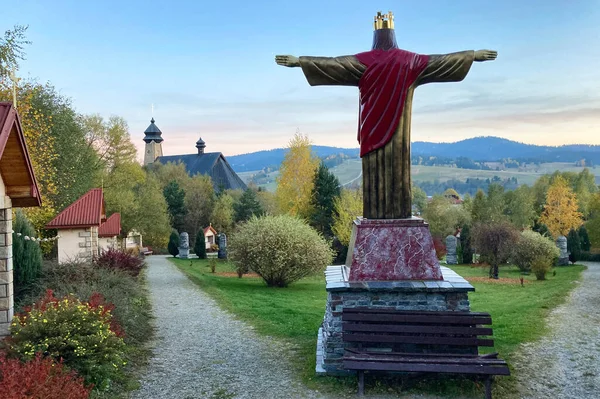 ポーランドのマロポフスカ ヴォイヴォワーシップ ティリッツタウンの象徴的なゴルゴタ山 聖霊の教会 アップ ポーランド北西部ティリッヒのピーターとポール — ストック写真