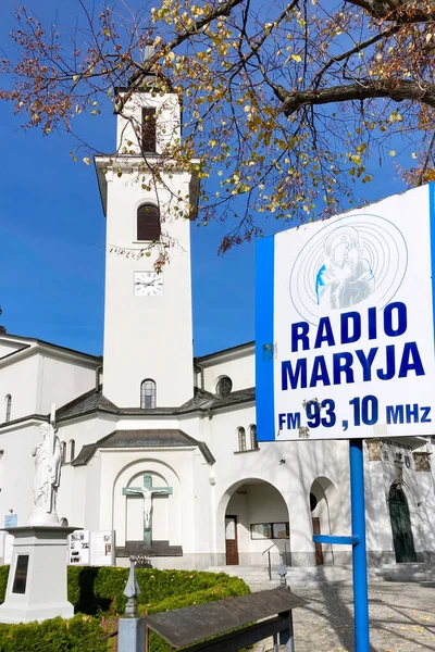 Krynica Zdroj Polonia Octubre 2022 Señal Radio Maryja Con Iglesia —  Fotos de Stock