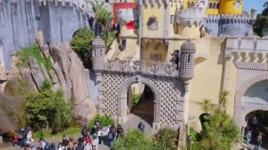 Sintra, Portekiz - 1 Nisan 2022: Sintra, Portekiz 'deki ünlü Pena Palace' ı ziyaret eden kimliği belirsiz kişiler. Pena, Sintra Bölgesi, Lizbon, Portekiz Ulusal Sarayı 'nın yavaş çekimleri.. 