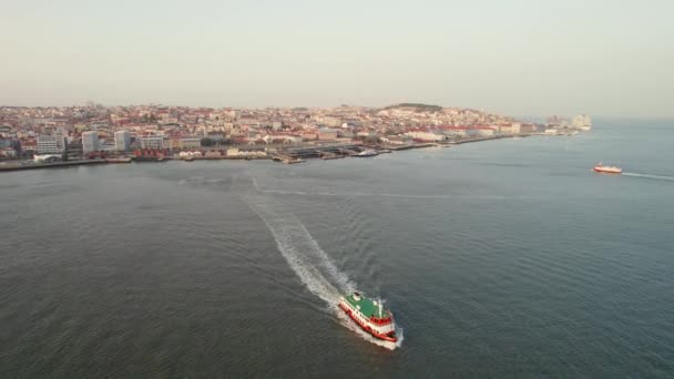 Luftaufnahme Der Fähre Die Den Fluss Tejo Lissabon Bei Sonnenuntergang — Stockvideo