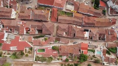 Portekiz 'in Obidos Ortaçağ Kasabası' nın en aşağı manzarası. Portekiz, Peniche yakınlarındaki tarihi duvarlı Obidos kasabasının hava manzarası. Dar sokaklar ve Obidos 'taki Ortaçağ kalesinin tarihi binaları.