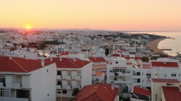 ポルトガルのアルガルヴェ州のアルブフェイラリゾートタウンの日の出ビュー 夏のアルブフェイラの街並みの壮大な朝のトップビュー スローズームアウト — ストック動画