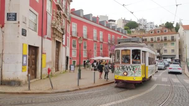 葡萄牙里斯本 2022年3月27日 葡萄牙里斯本鹅卵石街上的旧电车 利斯波市的街景 传统的历史缆车载着乘客 — 图库视频影像