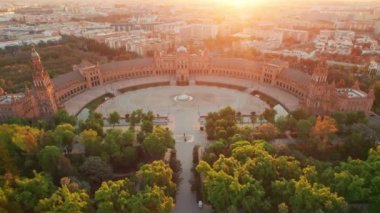 İspanya, Seville 'de gün doğumunda Espana Meydanı' nın üzerinde uçuyor. Endülüs Bölgesi Seville 'deki ünlü İspanyol Meydanı ve Maria Luisa parkının hava görüntüsü. Yörünge atışı
