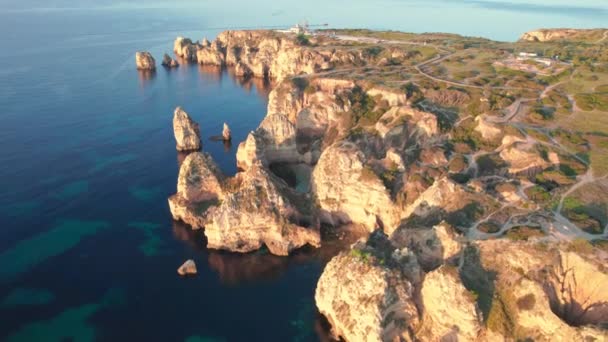 Vista Aérea Costa Del Algarve Fuera Ciudad Lagos Portugal Acantilados — Vídeos de Stock