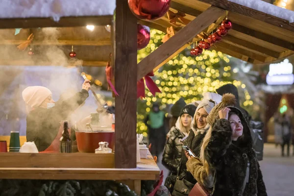Kyiv Ukraine December 2021 Unidentified People Buying Hot Mulled Wine — Stock Fotó