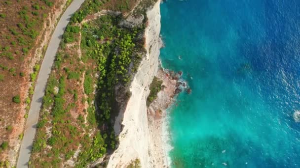 在空中俯瞰美丽的Zakynthos岛海岸 在希腊有着高耸的悬崖和碧绿的海水 希腊赞特岛的旅游目的地 慢慢暴露镜头 — 图库视频影像