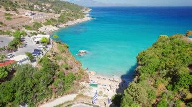 Zakynthos adasındaki Xigia Sülfür Sahili, İyon Denizi, Yunanistan. Yunanistan 'ın Zante adasındaki Xigia Körfezi' nin havadan görünüşü sülfür ve kolajen kaynağıyla. Yörünge atışı