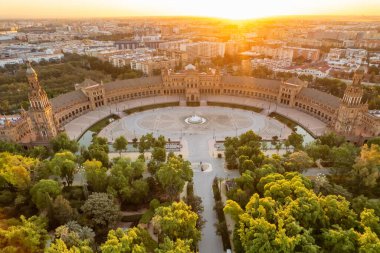 İspanya, Seville 'de gün doğumunda Espana Meydanı. Sevilla 'daki ünlü İspanyol Meydanı ve Maria Luisa parkının insansız hava aracı fotoğrafı. Endülüs 'teki İspanyol meydanının üzerinde güzel bir sabah ışığı