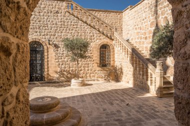 Mardin, Doğu Türkiye 'deki Mor Hananyo Manastırı' nın iç avlusu. Mor Hananyo veya Deyrulzafaran Manastiri, Suriye Ortodoks Manastırı 'nın hayatta kalan en eski manastırlarından biridir.