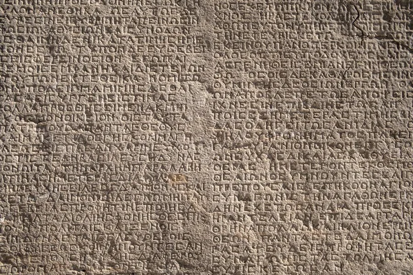 岩の上に古代ギリシャ語の文章 東トルコの歴史的アルサミア遺跡 考古学遺跡の壁に古代ギリシャ語の碑文を閉じる 考古学的概念の背景 — ストック写真