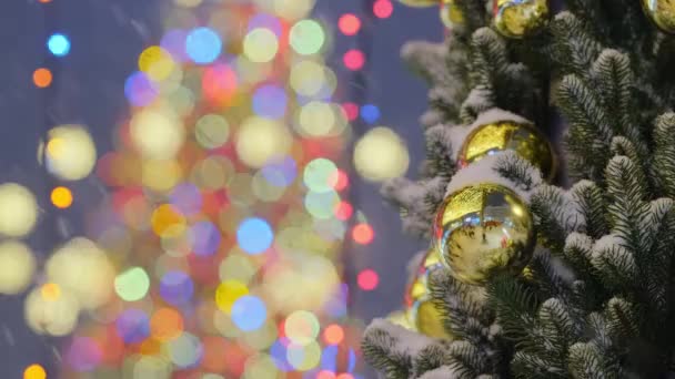 Tradycyjny Bal Bożonarodzeniowy Gałązce Jodły Zbliżenie Choinki Złote Konfetti Świąteczne — Wideo stockowe
