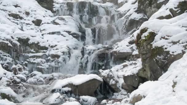 Karpat Dağlarındaki Güzel Shypit Şelalesinin Manzarası Kış Manzarası Ukrayna Nın — Stok video