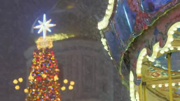 圣诞市场上灯火通明的节庆旋转木马 背景为传统圣诞树 2021年乌克兰基辅索菲亚广场的圣诞市场 — 图库视频影像