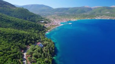 Yunanistan 'da güzel bir Kefalonia adasının havadan görünüşü. Sami liman kasabasına turkuaz deniz suyuyla orman ve kıyı şeridini takip ediyor. Yunanistan 'daki Zante adasının seyahat hedefi. 