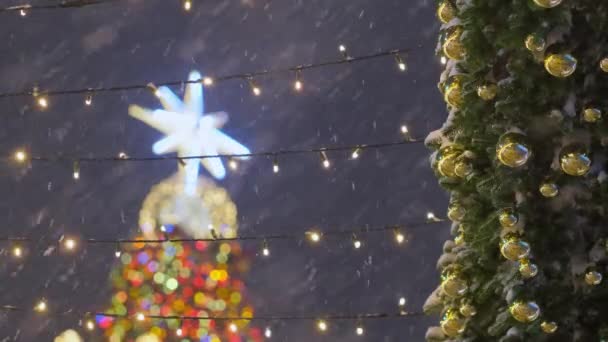 Choinka Światłami Zewnątrz Nocy Dekoracja Świątecznego Targu Podczas Opadów Śniegu — Wideo stockowe
