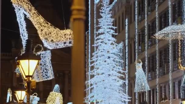 Piękna Świąteczna Scena Uliczna Świecącą Choinką Lampkami Miejskimi Dekoracjami Latarniami — Wideo stockowe