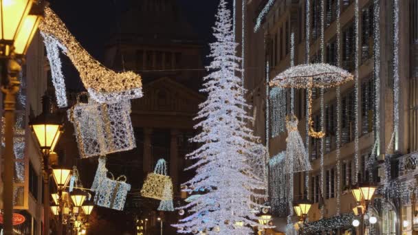 ハンガリー 夜にブダペストの中心部に輝くクリスマスツリー ライト 都市の装飾やランタンと美しいクリスマスシーズンの通りのシーン — ストック動画