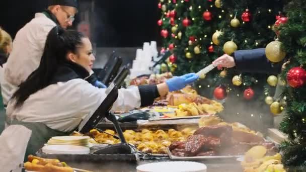 匈牙利布达佩斯 2022年11月20日 匈牙利传统圣诞市场摊位上的匈牙利街头食品品种 布达佩斯冬季圣诞博览会 — 图库视频影像