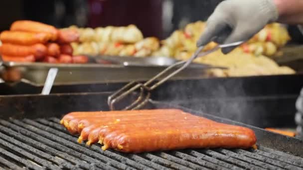 Grilling Sausages Traditional Christmas Fair Europe Close Sausages Grill Market — Stock Video