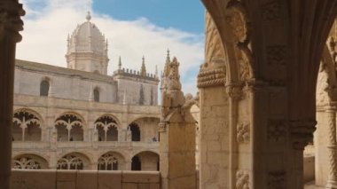 Portekiz, Lizbon 'un Belem bölgesinde, Mosteiro dos Jeronimos, Hieronymites Manastırı' nın dehlizinde güzel bir atlama. Ünlü Lisboa simgesi ve Unesco Heritage sitesi.