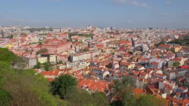 Güneşli bir günde Lizbon şehrinin manzarası Aziz George şatosundan görüldü. İlkbaharda Lisboa şehir merkezinin en iyi manzarası. Portekiz 'in başkentinin ufuk çizgisi yavaş ilerliyor. 