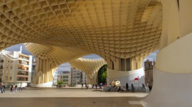 Seville, İspanya - 20 Nisan 2022: Metropol Şemsiyesi Sevilla, İspanya Plaza de la Encarnacion 'da. J. Mayer H. Mimarları, poliüretan kaplamalı bağlanmış kerestelerden yapılır. Yavaş görüntüleme