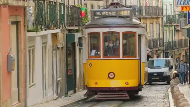 Lisbona Portogallo Marzo 2022 Vecchio Tram Giallo Sulla Stretta Strada — Video Stock
