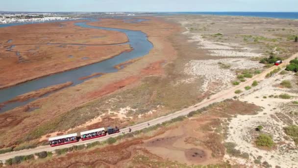 Letecký Pohled Retro Vlak Který Přepravuje Návštěvníky Pevniny Pláž Barril — Stock video