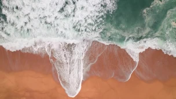 Imágenes Aéreas Una Playa Vacía Con Olas Tormentosas Del Océano — Vídeos de Stock