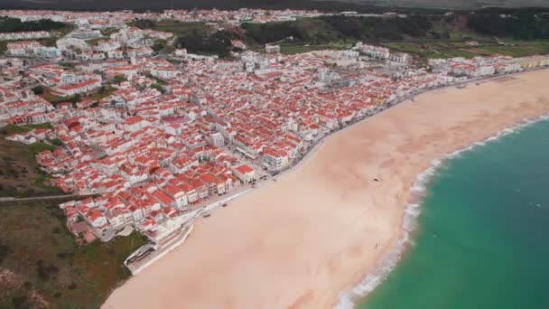 葡萄牙纳扎尔市是一个风景如画的葡萄牙沿海城镇 葡萄牙纳扎尔镇海滨度假胜地城镇长沙海滩沿线的历史建筑 空中无人机画面 轨道射击 — 图库视频影像