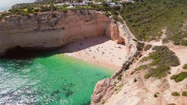 Güney Portekiz Deki Algarve Eyaletinde Beyaz Kumlu Plajları Kayalık Uçurumları — Stok video