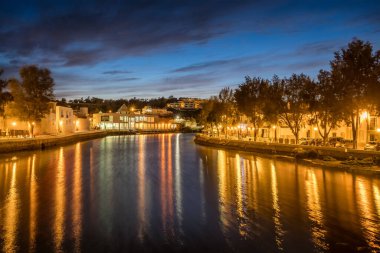 Rio Gilao nehri kıyısındaki Tavira kasabası, Algarve bölgesi, Portekiz. Güney Portekiz 'de popüler turist yoksunluğu