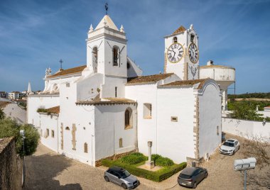 St. Marys Kilisesi, Igreja de Santa Maria do Castelo, Tavira, Algarve, Portekiz. Aziz Mary Kilisesi Tavira, Güney Portekiz 'deki kaleden görüldü.