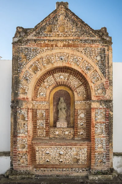 アルタールはポルトガルのアルガルヴェ地方ファロ町のサンタ マリア教会の内側にある人間の骨と頭蓋骨から作られました ポルトガルのファロにあるオスサリアの詳細を閉じる骨の神社Igreja Santa Maria — ストック写真