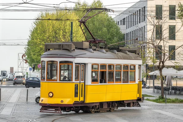 Исторический Желтый Трамвай Улицах Лиссабона Португалия Традиционный Ретро Трамвай Ставший — стоковое фото