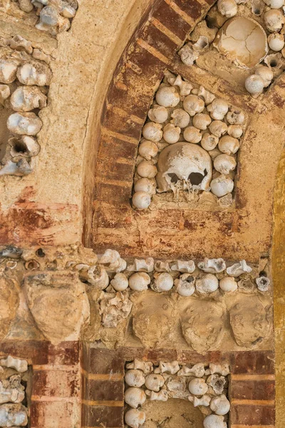 Altaar Gemaakt Van Menselijke Botten Schedels Naast Santa Maria Kerk — Stockfoto