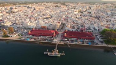 Olhao şehrinin hava aracı görüntüleri. Güneş doğarken Ria Formosa 'da, Portekiz' in Algarve bölgesinde iki pazar binası var. Yörünge atışı 