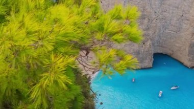 Yunanistan 'ın Zante kentindeki ünlü gemi enkazlı Naavagio plajı. Yunanistan 'ın İyon Denizi' ndeki Zakynthos Adası 'ndaki popüler gemi enkazı sahnesinin görüntüleri. Yunan seyahat beldesi, inanılmaz doğa simgesi.