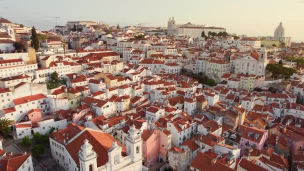 ポルトガルの日の出にリスボンのダウンタウンの空中ビュー リスボン旧市街のスカイラインのドローン映像 歴史地区ポルトガルの首都で日の出にアルファマ リスボン市の歴史的建造物 — ストック動画