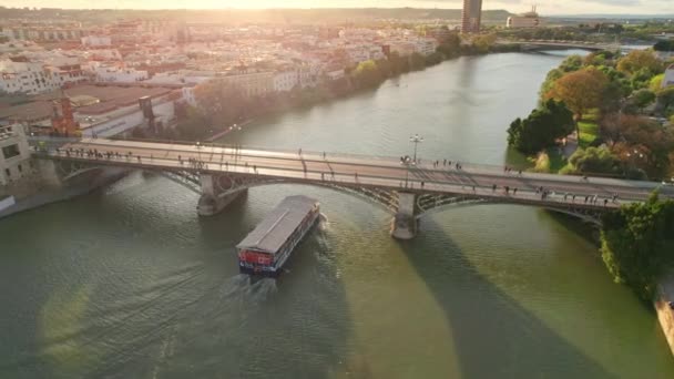 Bateau Touristique Sur Une Rivière Guadalquivir Passant Par Pont Historique — Video