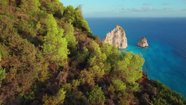 ザキントス島 イオニア海 ギリシャのケリ崖 ザンテの海にある美しいアクラケリ岩 ギリシャの島のターコイズブルーの海の水で素晴らしい海の海岸の空中ドローン映像を明らかに — ストック動画